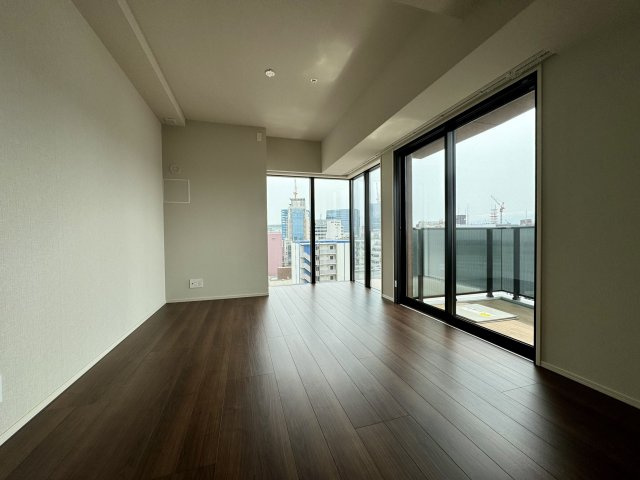【居間・リビング】 | レーベン福岡天神ONETOWER | 約15帖の広々としたLDKは、眺望が開放感に磨きをかけています！