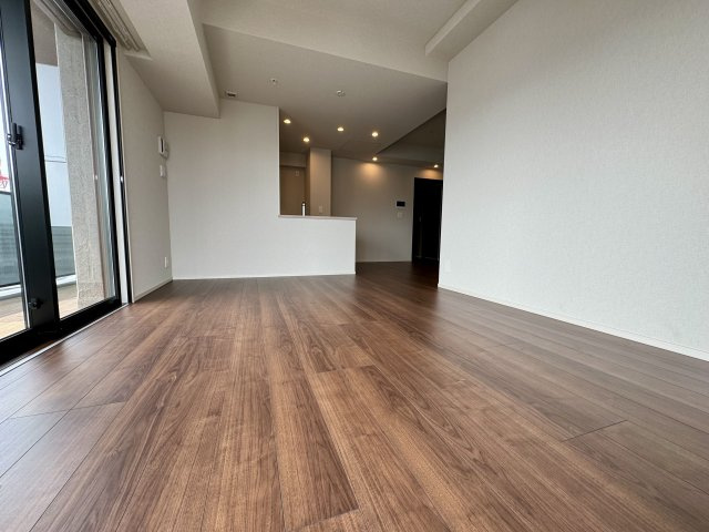 【居間・リビング】 | レーベン福岡天神ONETOWER | リビングは幅広のバルコニーに面しており、大きな窓で明るい空間です