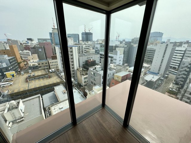 【展望】 | レーベン福岡天神ONETOWER | リビングのコーナー窓からは中央区から早良区にかけてのパノラマビューを楽しめます
