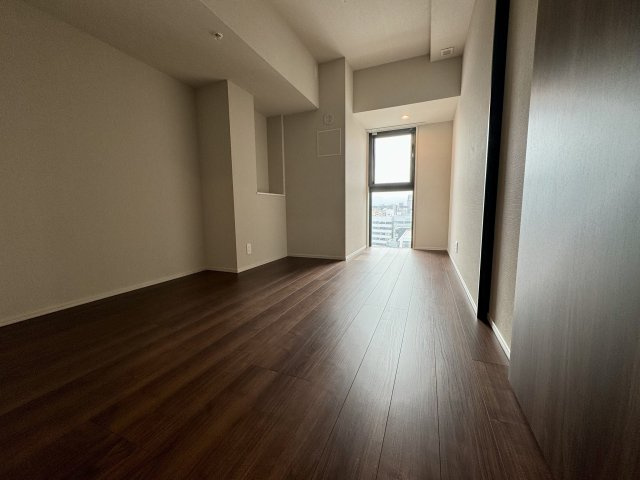 【洋室】 | レーベン福岡天神ONETOWER | 6.8帖の洋室。奥行きがあり、窓は足元までの大型窓で景色も広く見えます