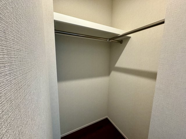 【収納】 | レーベン福岡天神ONETOWER | ウォークインクローゼット。衣替えいらずで便利、衣類以外の物も置ける棚付き