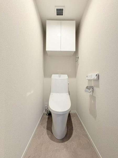 エクストール宮前の丘のトイレ|清潔感のあるトイレですね。温水洗浄便座を備え壁付けリモコンで操作しやすい仕様です！