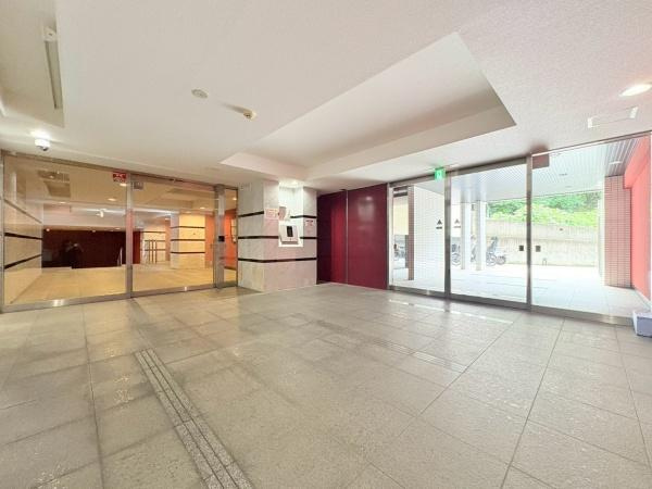 エクストール宮前の丘のその他共用部分|広々とした明るいエントランスです！マンション入口から明るいと暗い時間帯でも安心です。