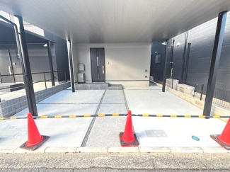 【玄関】 | 廿日市市桜尾１（JR廿日市駅）B号棟　ZEH水準住宅 | 前面には並列で2台分の駐車スペース（車種による）を確保しています。大型のカーポートが設置されているため、雨天時の乗り降りや荷物の出し入れもスムーズに行える、利便性に配慮した設計です。