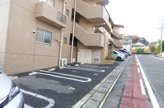 クレセントヒルズの駐車場
