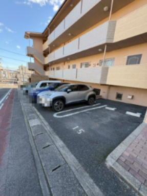 クレセントヒルズの駐車場