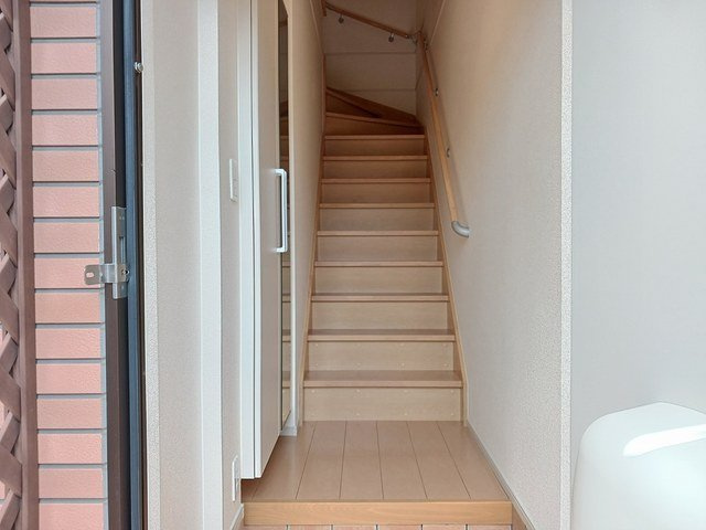 富山市婦中町添島のアパートの玄関