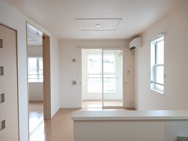 富山市婦中町添島のアパートの居間・リビング