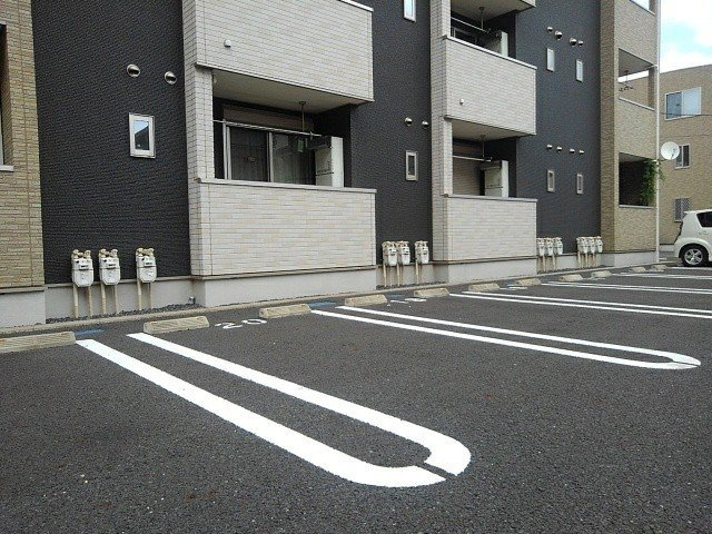 レジデンス作草部Ⅳの駐車場