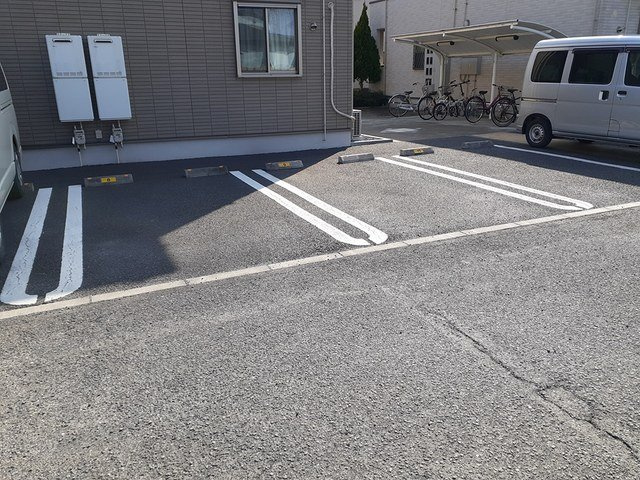 グランドパレス髙樹Ⅴの駐車場