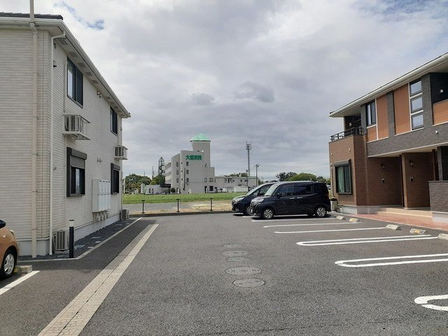 ファイン　アナハイムⅡの駐車場