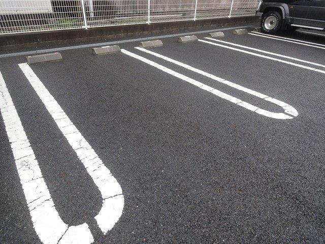 クリアネスの駐車場