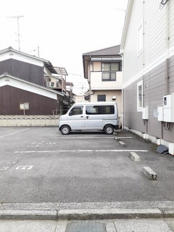 グランディール愛光Ｂの駐車場