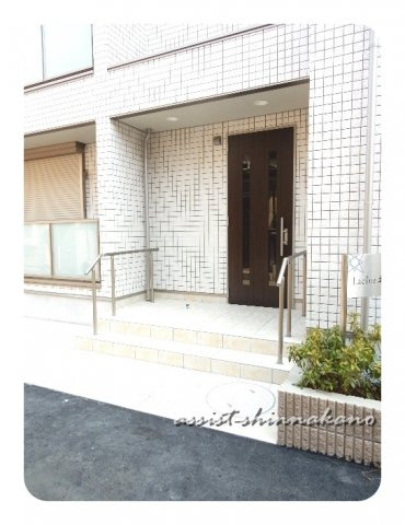 ラシーネ北新宿のエントランス