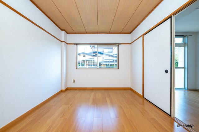 アーバン稲葉の洋室