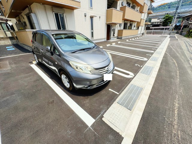 エレガンス　パレスの駐車場