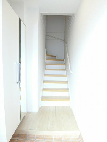 シャイニング・メゾンＢの玄関|収納もある玄関です