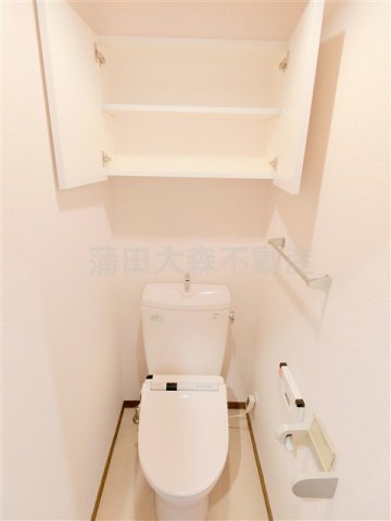 ヴィラ南蒲田のトイレ|棚付きのトイレ