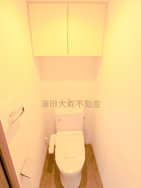 BPRレジデンス大鳥居のトイレ|吊り戸棚と温水洗浄便座付きのトイレ