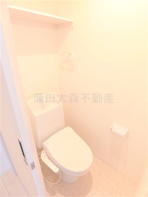 ミハス京急蒲田のトイレ|棚と温水洗浄便座付きのトイレ