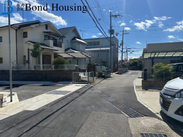 大型開発分譲地で綺麗な街並み　玉津町出合2期全8棟　1号棟の前面道路含む現地写真