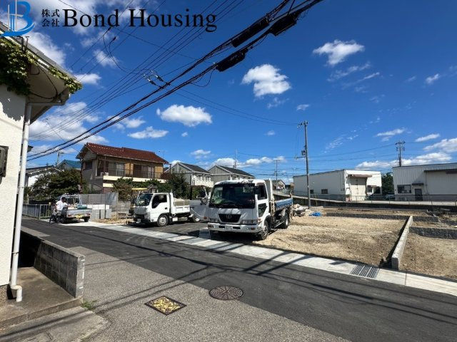 大型開発分譲地で綺麗な街並み　玉津町出合2期全8棟　1号棟の前面道路含む現地写真