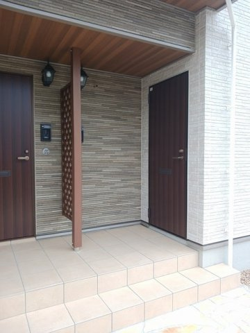 クラール鶴市フロイデＢのエントランス