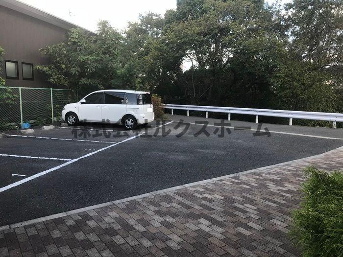 グリーンフロート紫金の駐車場
