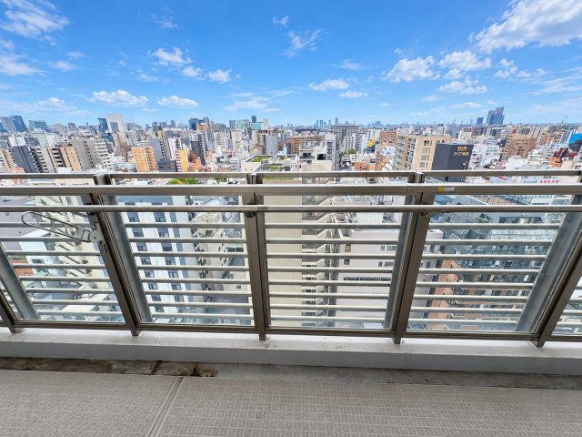 浅草タワーの展望|手を伸ばせば、ふれることが出来そうな環境が、そのままインテリアになったような印象です。その豊かな眺望にふさわしい空間には、通風・採光にも優れ、心地よい光と風があふれています