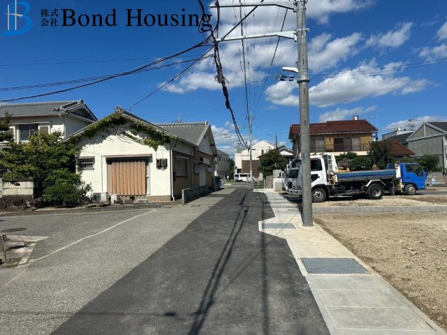 耐震等級3取得物件　玉津町出合2期全8棟　4号棟の前面道路含む現地写真