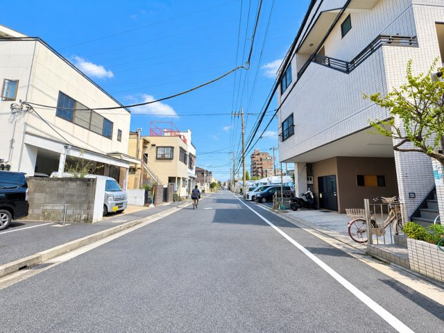 江戸川区西一之江4丁目条件無し売地【全1区画】の周辺|目の前に広がる幅員9m道路。圧迫感を抑えた、伸びやかで開放的な住環境が魅力です。
