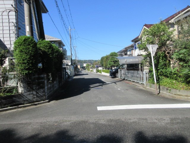 中古戸建　東松山市白山台5-11（期間限定現況販売）の前面道路含む現地写真