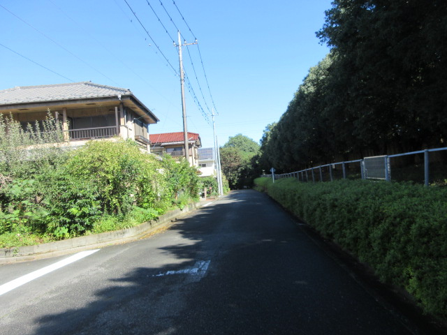 中古戸建　東松山市白山台5-11（期間限定現況販売）の前面道路含む現地写真