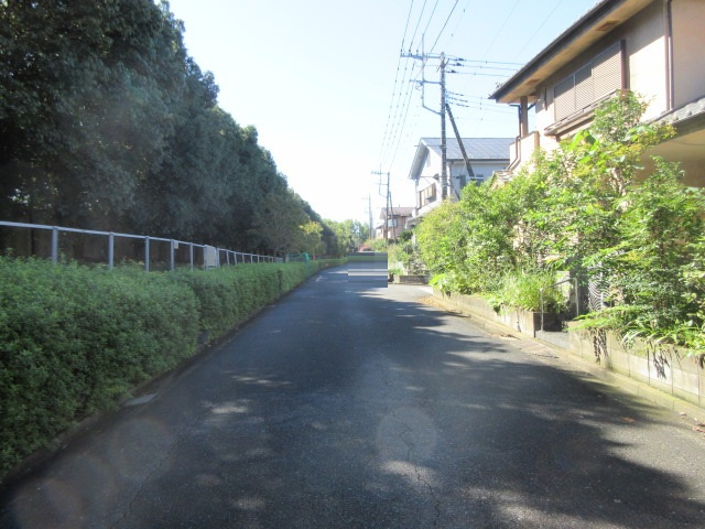 中古戸建　東松山市白山台5-11（期間限定現況販売）の前面道路含む現地写真