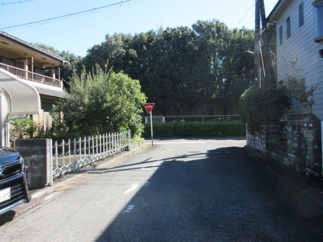 中古戸建　東松山市白山台5-11（期間限定現況販売）の前面道路含む現地写真
