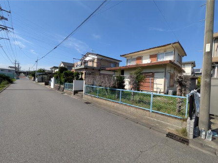知多郡武豊町字緑台３丁目　売り土地の前面道路含む現地写真