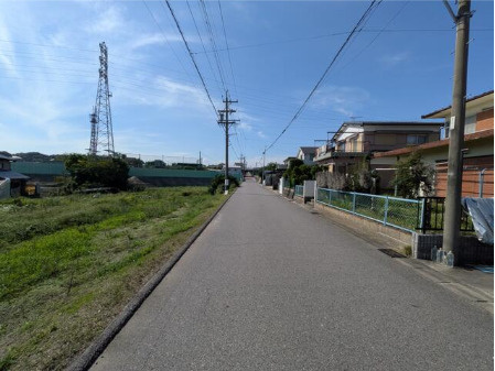 知多郡武豊町字緑台３丁目　売り土地の前面道路含む現地写真