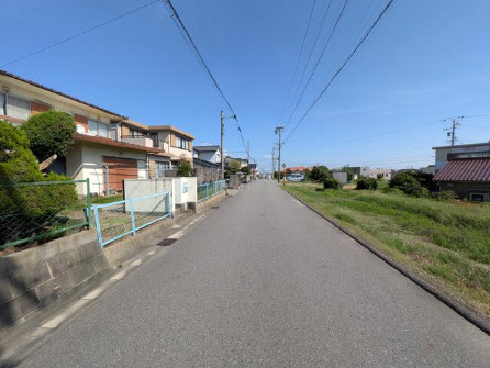 知多郡武豊町字緑台３丁目　売り土地の前面道路含む現地写真