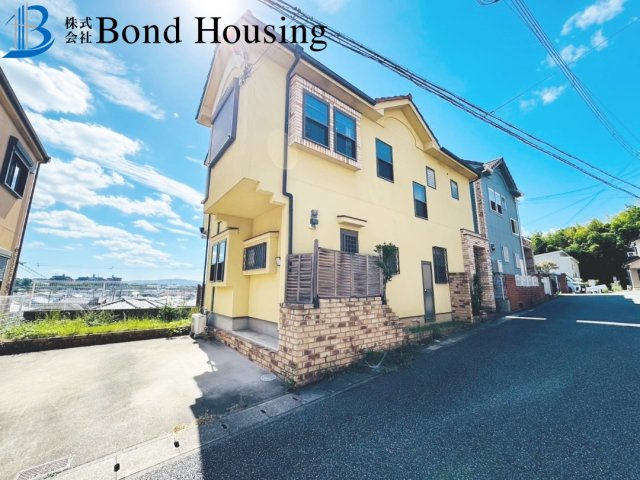 駐車並列2台　室内大変キレイ　西区伊川谷潤和　中古戸建の前面道路含む現地写真