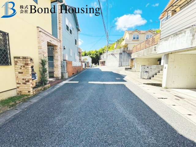 駐車並列2台　室内大変キレイ　西区伊川谷潤和　中古戸建の前面道路含む現地写真