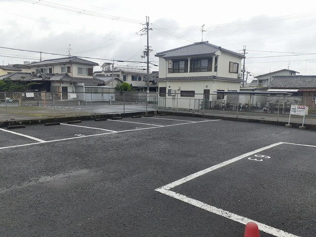 サンクレール・ヒラタAの駐車場