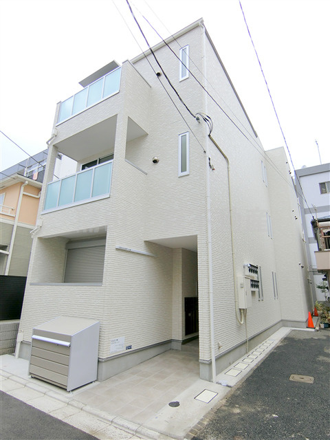 REGALEST大森レガリストオオモリの外観|2021年1月築　木造地上3階建て1R～1LDK総戸数9戸　TVモニター付オートロック宅配BOXインターネット無料の人気賃貸アパート　京急本線平和島駅最寄りの東京都大田区大森西2丁目
