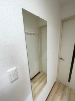 【設備】 | コンフォートヒルズ | 外出の準備に嬉しい姿見