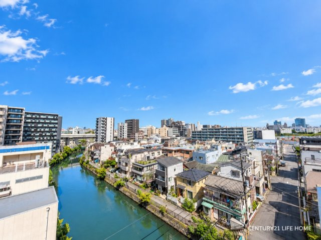 【展望】 | ビックヴァンポートサイド横浜 | 開放感あふれる眺望が魅力。青空の下に広がる街並みと水辺の景色を一望でき、心地よい景観を日常的に楽しめます。