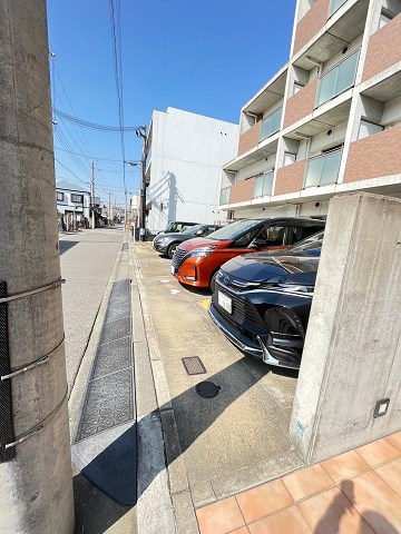 甲子園口マンション雅園荘の駐車場