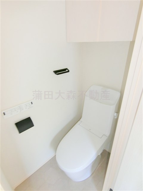 WHARFワーフ蒲田westのトイレ|棚収納と温水洗浄便座付きのトイレ　