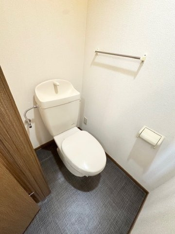 ヴィラサンライズのトイレ|落ち着いた色調のトイレです