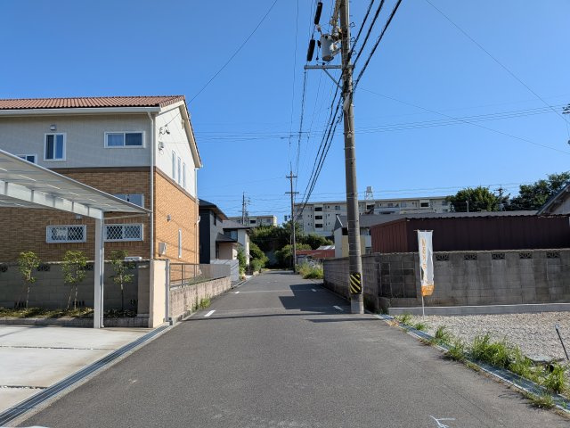 リーブルガーデン常滑市明和町5丁目　2号棟の前面道路含む現地写真|●○前面道路○●