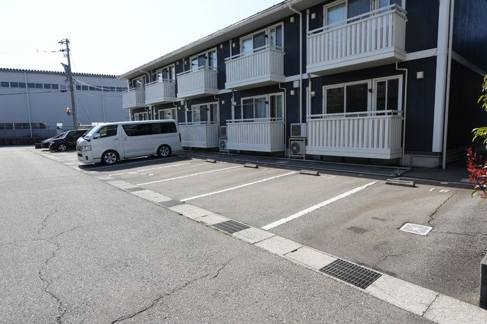 モナリエ中冨居　Ａの駐車場