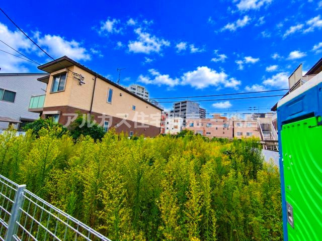 武蔵野市御殿山2丁目 中央線 三鷹駅 売地の外観|敷地内から空と周辺の建物を見上げたカットです。開放感のある青空が広がり、建築プランを検討しやすい環境が整っています。 